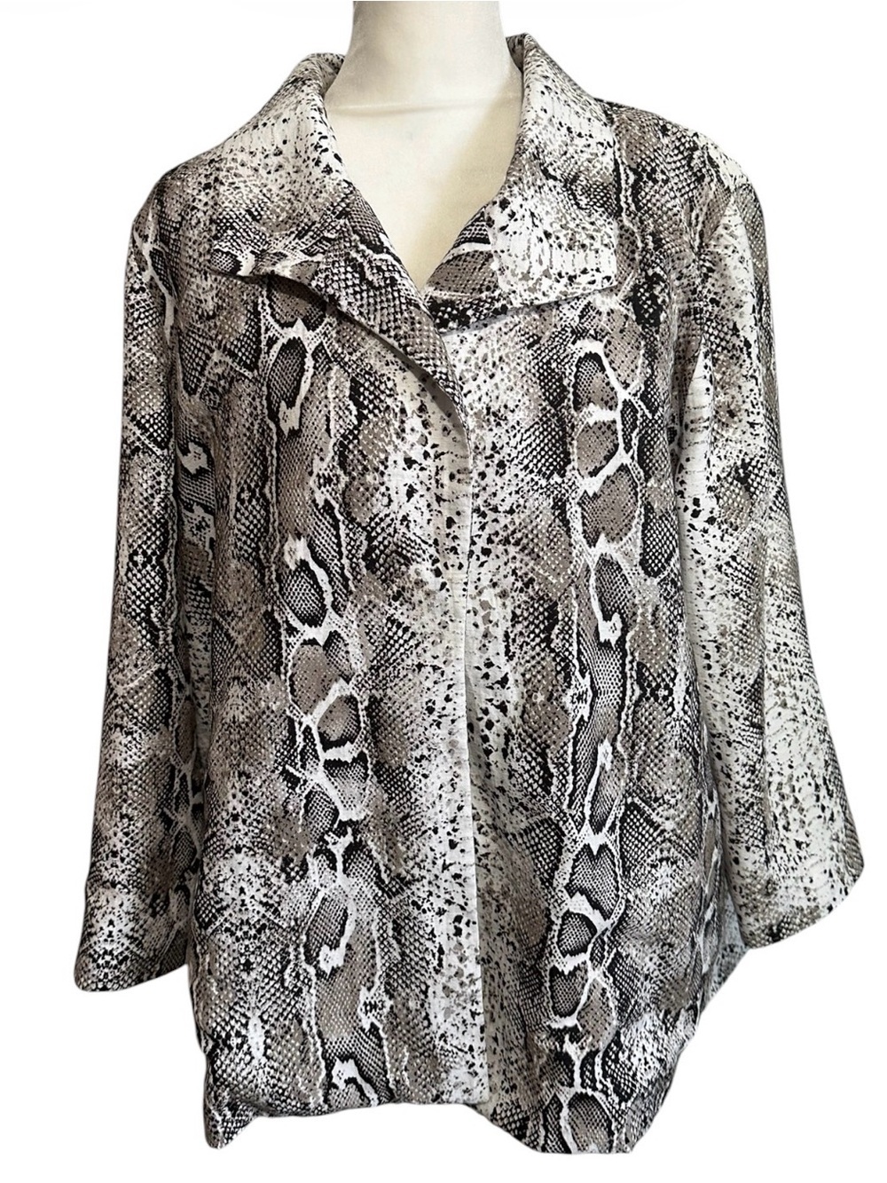 Chicos 2  Neutral Snake-Print open Top size 2